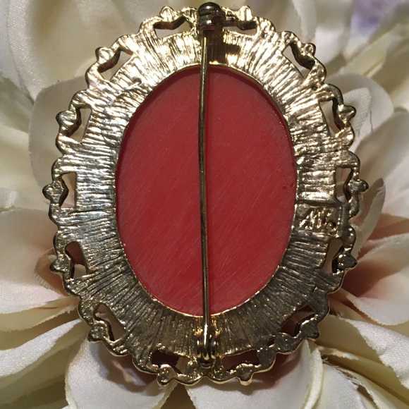 Cameo Brooch Pin - Picture 2 of 2